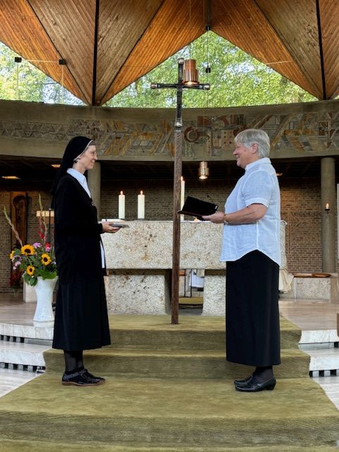 Provinzoberin Sr. Cosima Kiesner überreicht Sr. Britta das gesegnete Professkreuz und ihre erste Sendung.