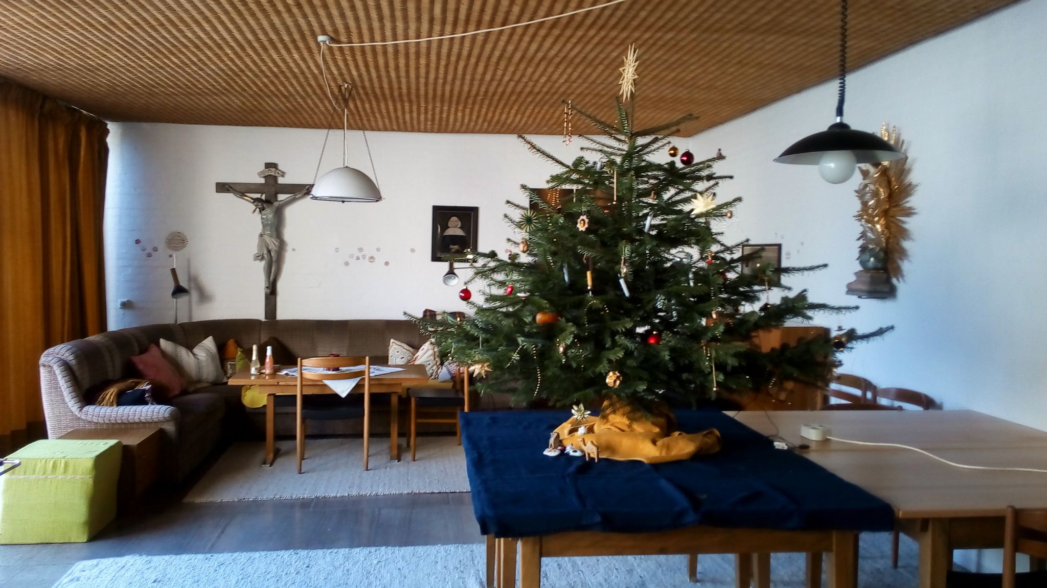 2_29_Weihnachtsbaum_interreligiö-gemeinsam-geschmückt.jpg