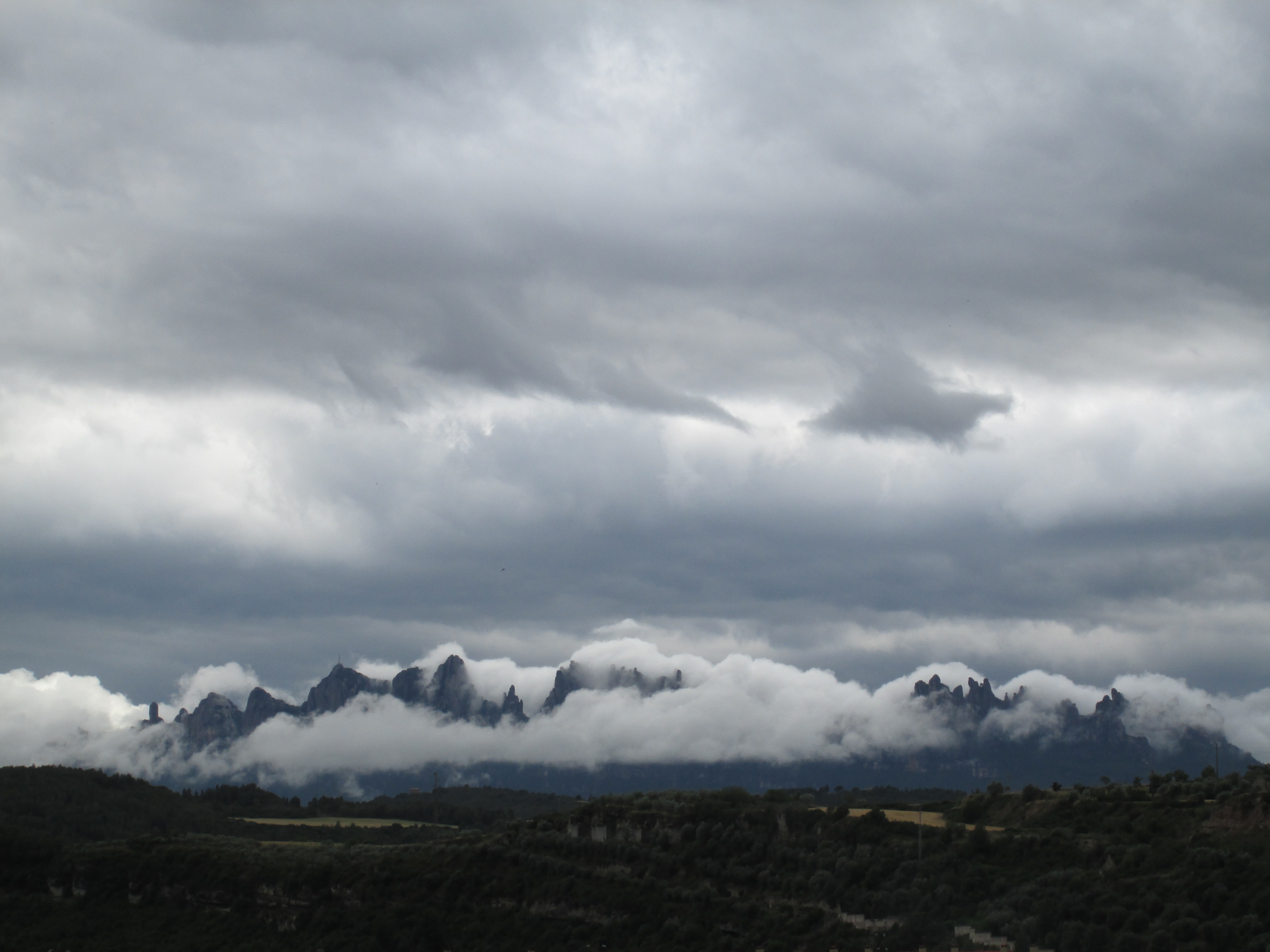 bergkette-wolken.JPG