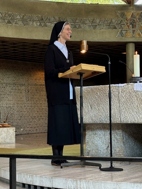 Sr. Britta erzählt, welche Bedeutung das Professkreuz für Sie hat, das sie ausgewählt hat.